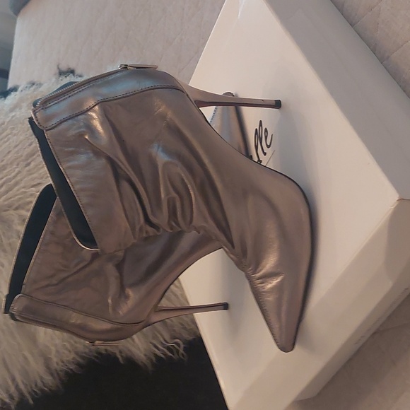 Shoes - Picture 1 of 3